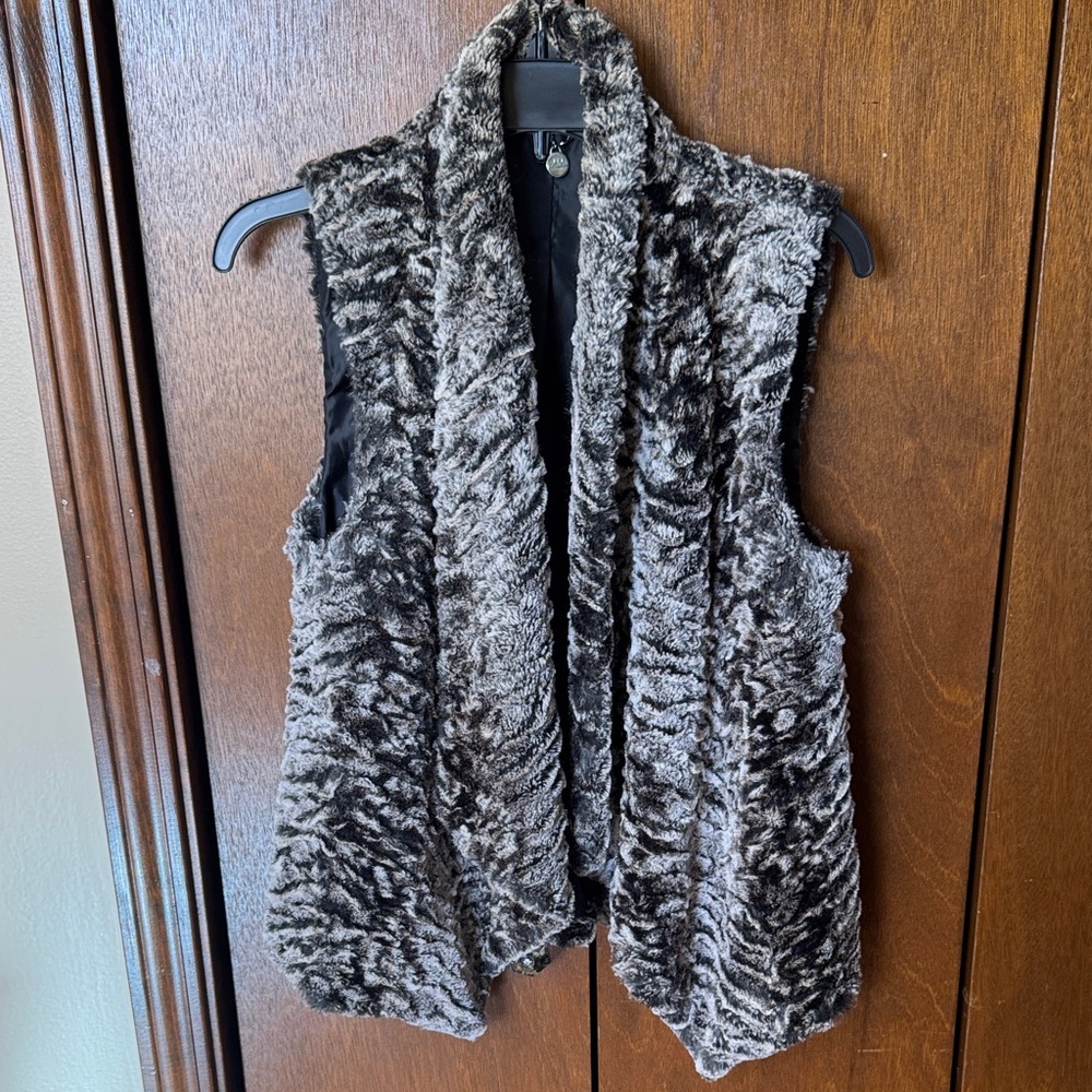 BKE Women's Textured Faux Fur Vest - Black and Gray